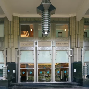 Grand main entrance of the Singapore G building, with the company's corporate philosophy "Vento Velocius" and "Monte Stabilus" inscribed, as well as the year the building was built (1998)